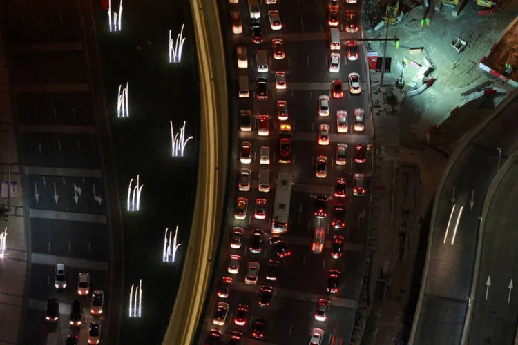 Carros em volta de um shopping em Dubai: trânsito é problema na cidade (Gabriela Maj/Bloomberg)