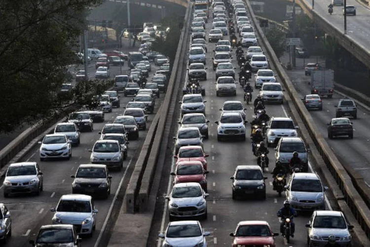 
	Tr&acirc;nsito: ao todo, os policiais autuaram, durante o feriado, 1.950 motoristas por ultrapassagens irregulares
 (Nelson Almeida / AFP)