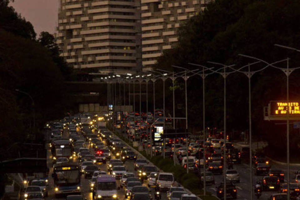 Chuva em SP causa inundação, queda de árvores e trânsito