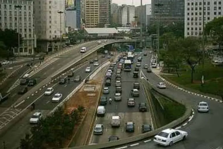 Para especialista, solução mais prática seria tirar os carros das ruas da capital paulista (.)