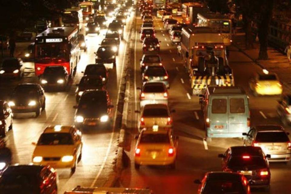 Volume de carros cresce muito mais que população no Brasil inteiro