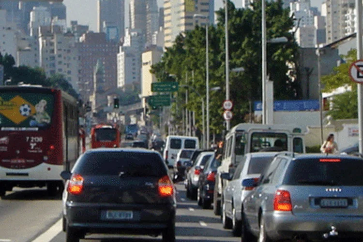
	Tr&acirc;nsito em S&atilde;o Paulo: procedimento era feito, at&eacute; ent&atilde;o, pelo correio ou pessoalmente em um posto do Detran
 (.)