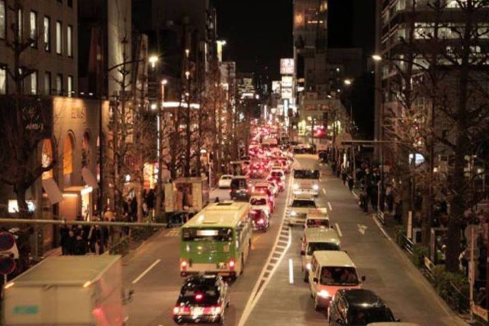 Trânsito em Tóquio após transportes serem paralisados por causa de terremoto (Koichi Saito/Getty Images)