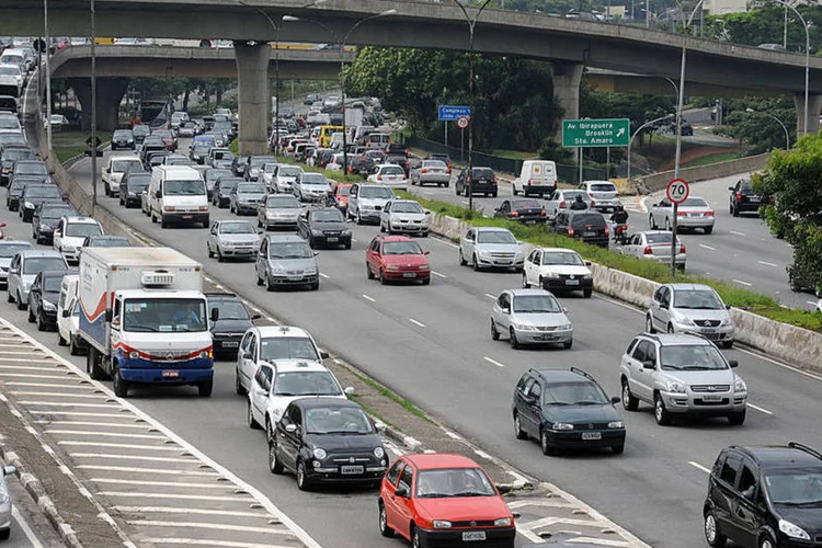 
	Tr&acirc;nsito de S&atilde;o Paulo: a pesquisa mostra que sete entre dez paulistanos usam &ocirc;nibus todos os dias e o tempo m&eacute;dio de espera no ponto &eacute; de 21 minutos.
 (Cecilia Bastos/Jornal da USP)