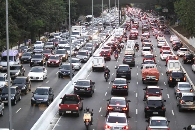 
	Tr&acirc;nsito em S&atilde;o Paulo, na avenida 23 de maio: governo pretende arrecadar R$ 14 bilh&otilde;es com o IPVA
 (Oswaldo Corneti/Fotos Públicas)