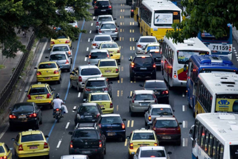 Motoristas de van fazem  protesto e bloqueiam vias no Rio