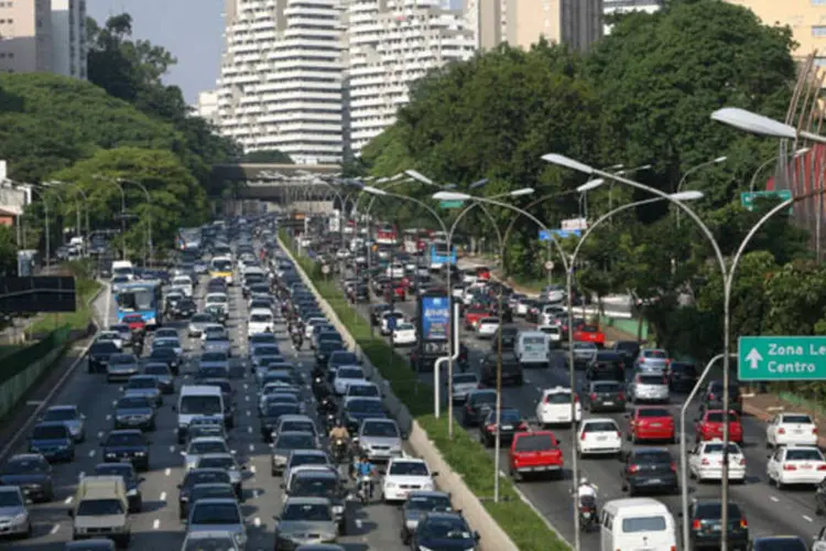 Carros no trânsito da Avenida 23 de Maio, em São Paulo: nas vias de trânsito rápido, de manhã, a média passou de 48 km/h em 2011 para 42 km/h no ano passado (Andrew Harrer/Bloomberg News)