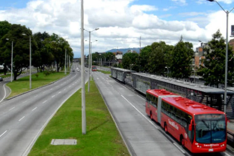 
	Transporte p&uacute;blico em Bogot&aacute;: cidade foi escolhida pelo seu&nbsp;desenvolvimento&nbsp;sustent&aacute;vel&nbsp;
 (Wikimedia Commons)
