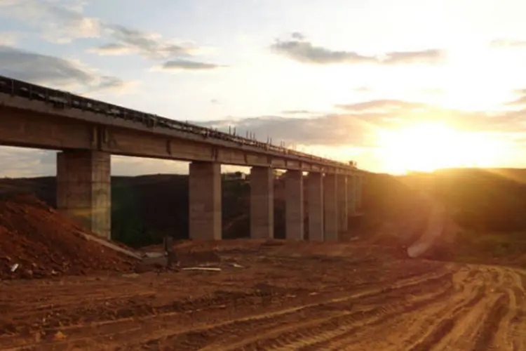 
	Ponte em obra inacabada da ferrovia Transnordestina: em dezenas de p&aacute;tios log&iacute;sticos espalhados Pa&iacute;s afora, milhares de vag&otilde;es e locomotivas ainda enferrujam a c&eacute;u aberto
 (Governo Federal/ Divulgação)