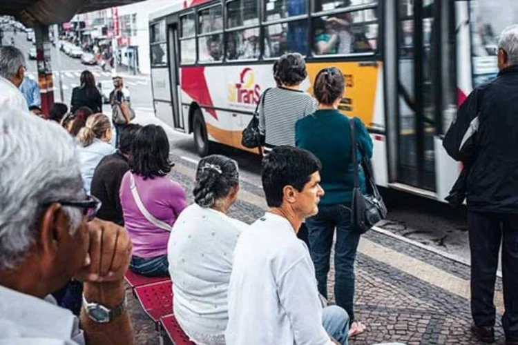 
	Ponto de &ocirc;nibus em S&atilde;o Carlos: PEC foi apoiada por 329 e teve apenas um voto contr&aacute;rio
 (André Lessa/EXAME)
