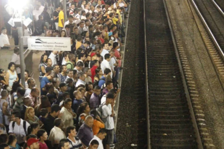 
	Passageiros esperam por trem na esta&ccedil;&atilde;o Luz: o setor de transportes ainda acumula altas na receita nominal de 12,1% no ano e de 10,8% em 12 meses
 (Marco Santos/USP Imagens)