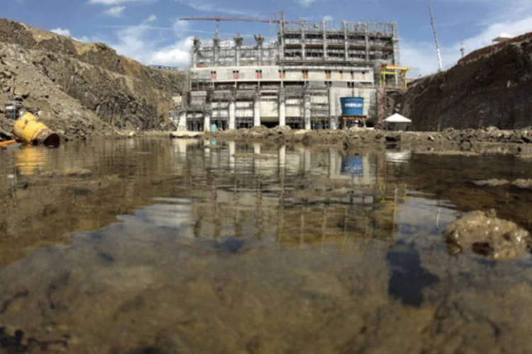 
	Constru&ccedil;&atilde;o de uma esta&ccedil;&atilde;o de drenagem em canal de transposi&ccedil;&atilde;o do rio S&atilde;o Francisco:&nbsp;&ldquo;obras s&atilde;o cruciais para garantir o conv&iacute;vio com a seca, n&atilde;o o combate, o conv&iacute;vio&quot;, disse Dilma
 (Ueslei Marcelino/Reuters)