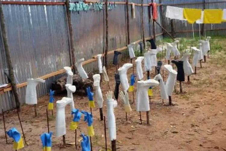 Luvas e botas usadas em centro de tratamento do Ebola na Libéria (Zoom Dosso/AFP)