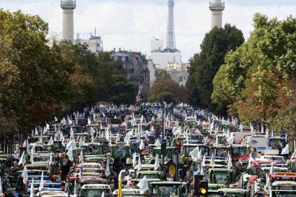 França oferece pacote de ajuda após tratores invadirem Paris