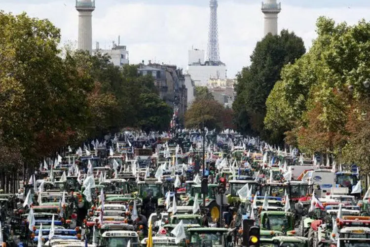 Tratores durante protesto em Paris (Charles Platiau/Reuters)