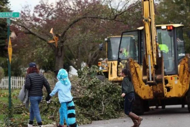 
	Tratores removem destro&ccedil;os em Farmingdale, no estado de Nova York: milh&otilde;es de pessoas na regi&atilde;o continuam sem eletricidade, calefa&ccedil;&atilde;o e &aacute;gua
 (Bruce Bennett/Getty Images)