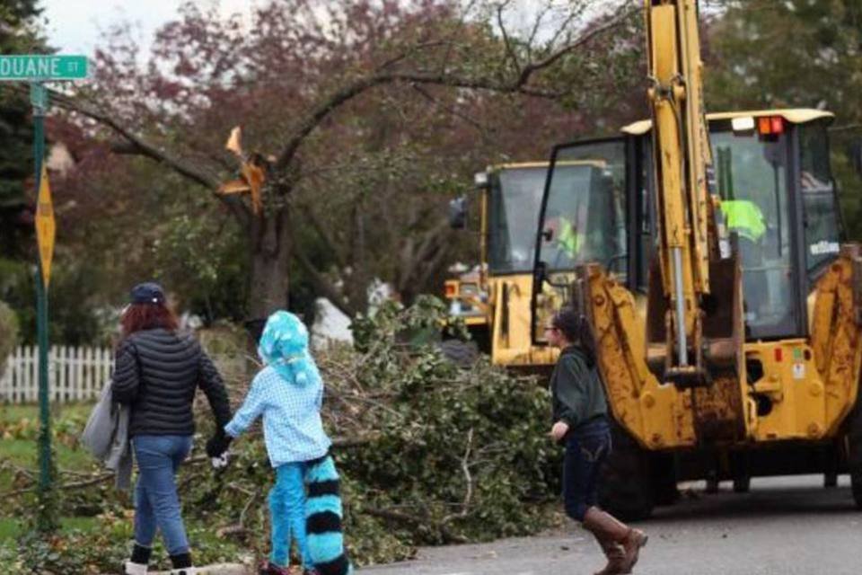 
	Tratores removem destro&ccedil;os em Farmingdale, no estado de Nova York: milh&otilde;es de pessoas na regi&atilde;o continuam sem eletricidade, calefa&ccedil;&atilde;o e &aacute;gua
 (Bruce Bennett/Getty Images)