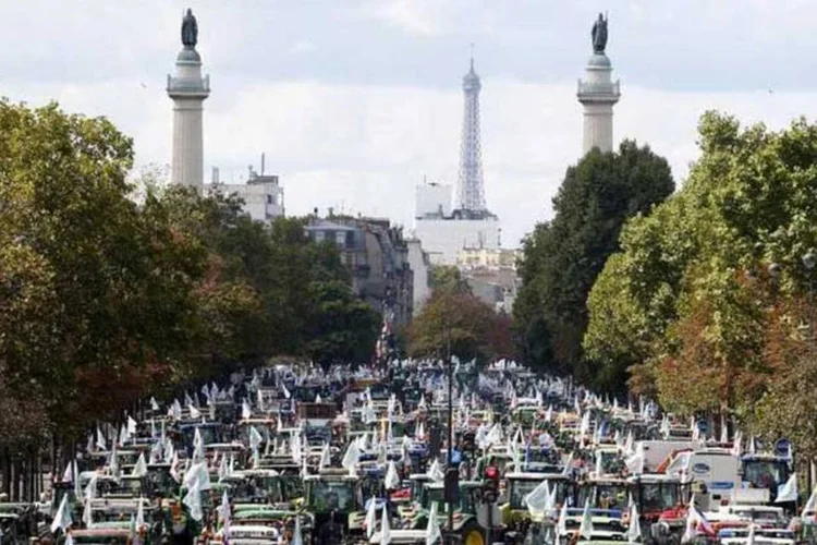 
	Tratores durante protesto em Paris: a iniciativa se antecipa a uma reuni&atilde;o dos ministros da Agricultura da UE
 (REUTERS/Charles Platiau)