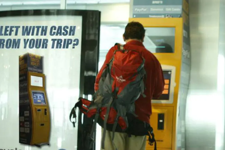 Quiosque da Travelers Box em aeroporto: máquinas recebem moedas e cédulas estrangeiras e as convertem (Divulgação/Facebook)