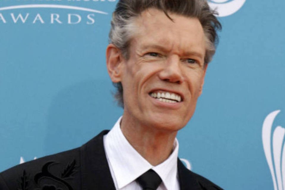 Internado desde domingo, músico Randy Travis melhora
