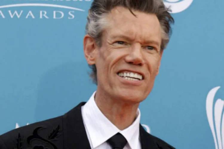 Foto de 2010 mostra o cantor Randy Travis chega ao 45º Prêmio Anual da Academia de Música Country  em Las Vegas, Nevada (Steve Marcus/Reuters)
