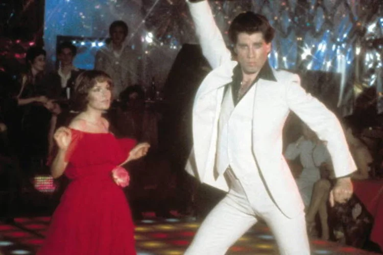 Trecho do filme "Os Embalos de Sábado à Noite", com John Travolta e Karen Lynn Gorney (Paramount Pictures/Victoria & Albert Museum via Bloomberg/Bloomberg)