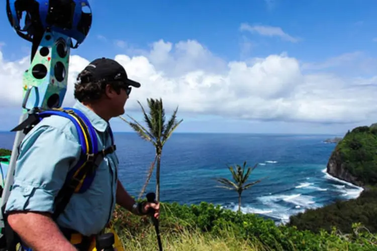 Homem caminha no Havaí com a Street View Trecker, equipamento fotográfico do Google. Empresa irá emprestar mochila para entidades que queiram auxiliar na expansão do Maps (Google)