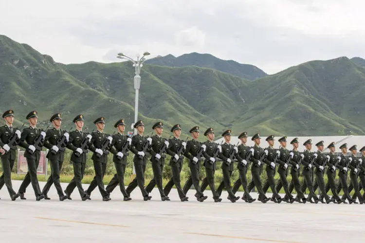 
	Treinamento para desfile militar na China: &quot;&Eacute; uma cl&aacute;ssica exibi&ccedil;&atilde;o de poder. Tentam chamar o m&aacute;ximo de aten&ccedil;&atilde;o poss&iacute;vel, mostrar o poder do pa&iacute;s&quot;
 (Reuters / Stringer)