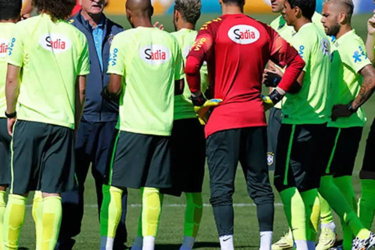 Felipão orienta jogadores durante treino da seleção (REUTERS/Marcelo Regua)