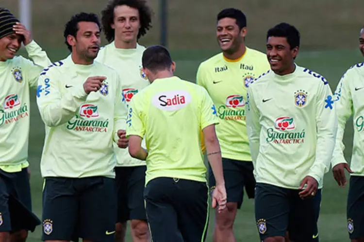 Jogadores da seleção treinam em Teresópolis, no Rio (REUTERS/Marcelo Regua)