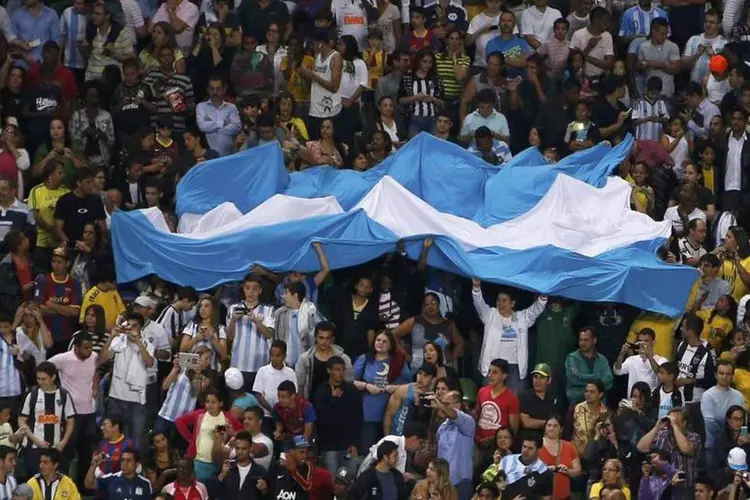 Torcedores da Argentina assistem a um treino da seleção para a Copa do Mundo, em Belo Horizonte (Leonhard Foeger/Reuters)