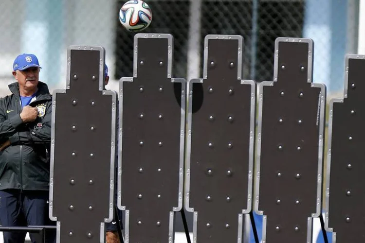 Luiz Felipe Scolari durante treino da seleção brasileira em Teresópolis, no Rio de Janeiro (Marcelo Regua/Reuters)