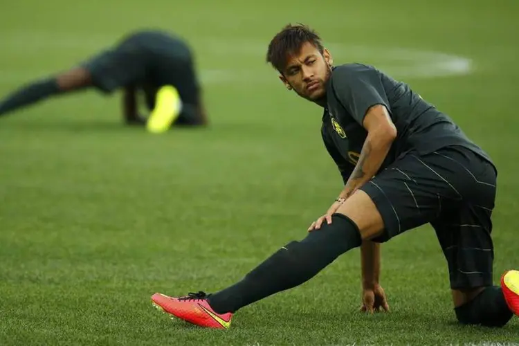 Neymar se alonga durante um treino da seleção brasileira no Itaquerão, em São Paulo (Kai Pfaffenbach/Reuters)