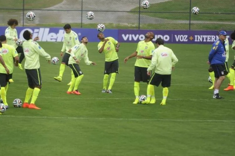 
	Sele&ccedil;&atilde;o faz primeiro treino com bola: no decorrer do treino, que durou pouco mais de uma hora, jogadores fizeram passes e controle de bola
 (Tomaz Silva/Agência Brasil)