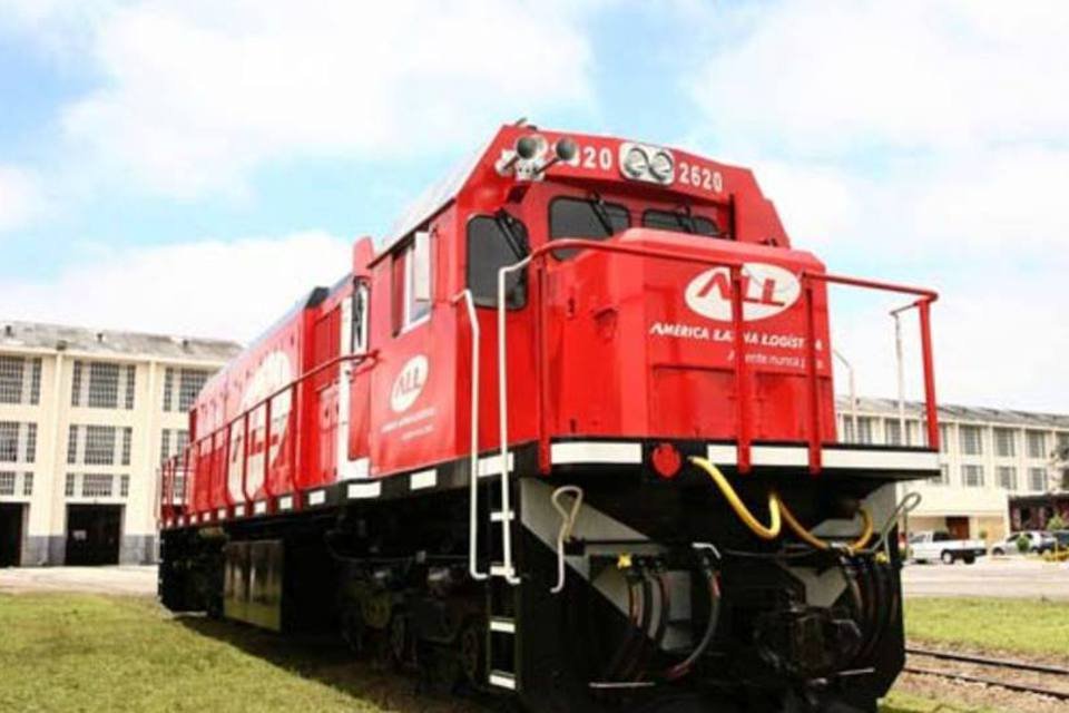 Trem descarrila, derruba carga e bloqueia ferrovia em SP