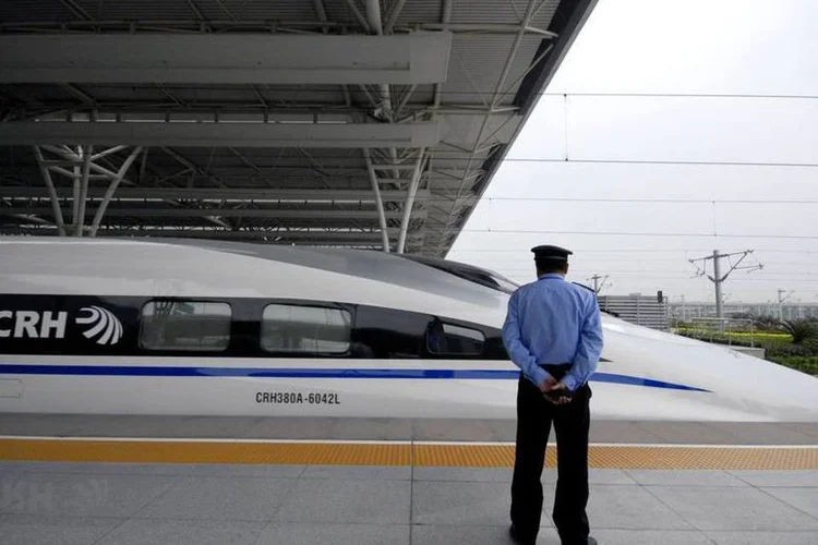 
	Trem-bala chega na esta&ccedil;&atilde;o para teste na China: trem brasileiro vai conectar Campinas, S&atilde;o Paulo e Rio de Janeiro
 (ChinaFotoPress/Getty Images)