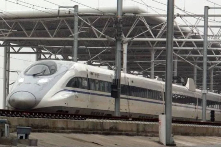 
	Trem-bala na China: para participar do leil&atilde;o os interessados dever&atilde;o depositar uma garantia para a proposta no valor m&iacute;nimo de R$ 77 milh&otilde;es
 (ChinaFotoPress/Getty Images)