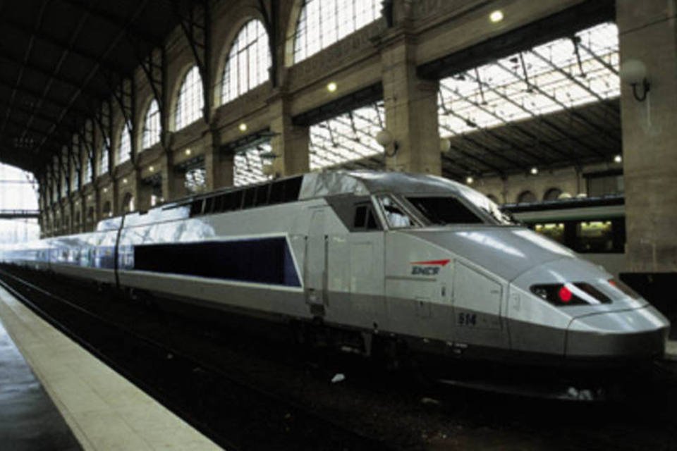 Trem de alta velocidade na estação ferroviária de Paris, na França (.)