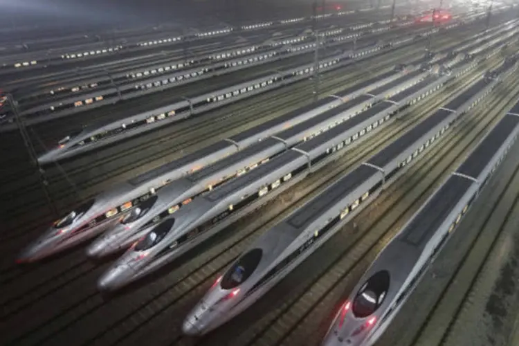 
	Os trens, que viajam em uma m&eacute;dia de 300 km/h, possuem paradas estabelecidas nas principais cidades do interior da China&nbsp;
 (REUTERS/Stringer)