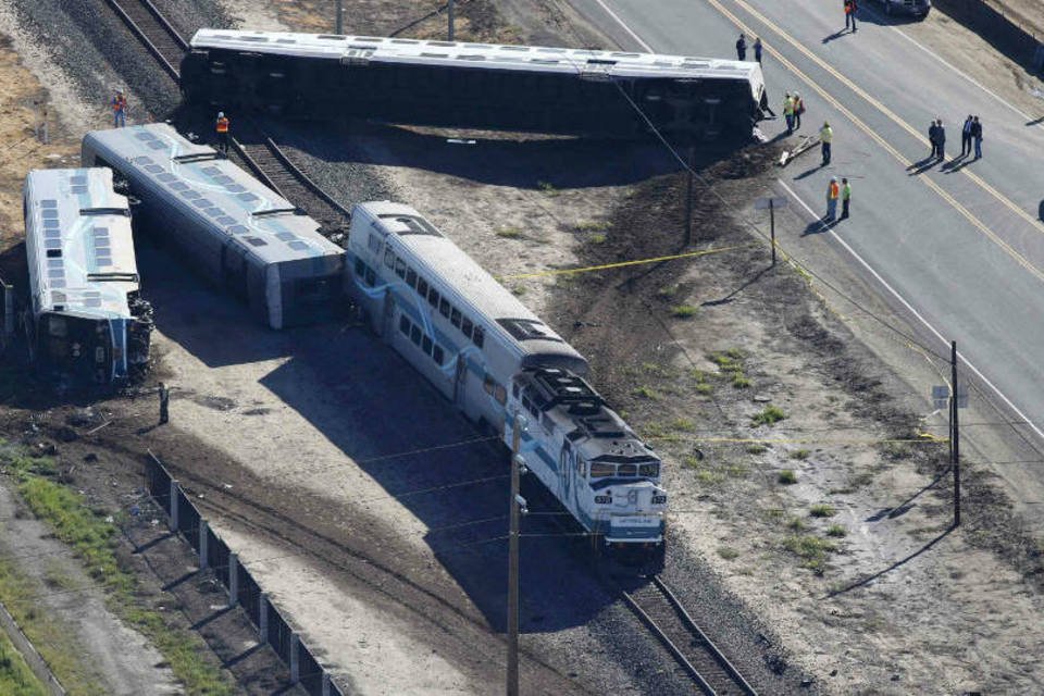 Trem descarrila na Califórnia e deixa 28 feridos
