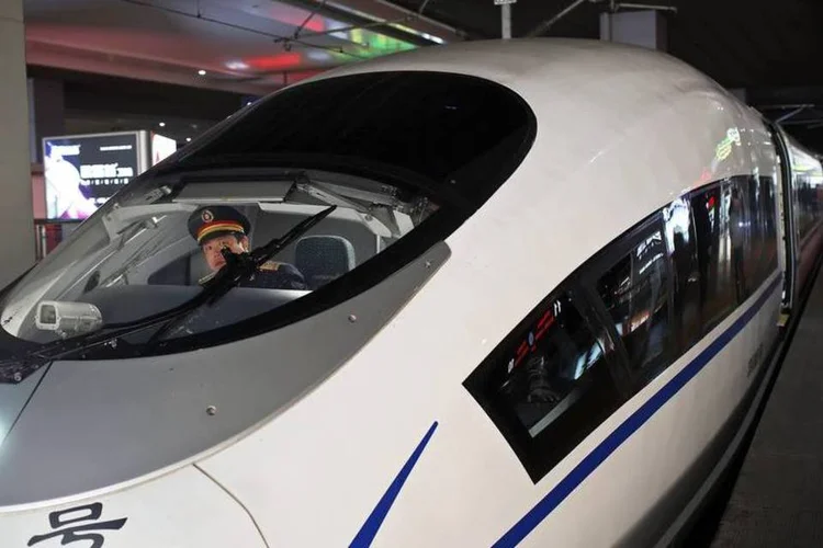 Trajeto feito pelo trem de alta velocidade entre duas das principais cidades da China será nove horas menor do que o realizado pela ferrovia convencional (Reuters)