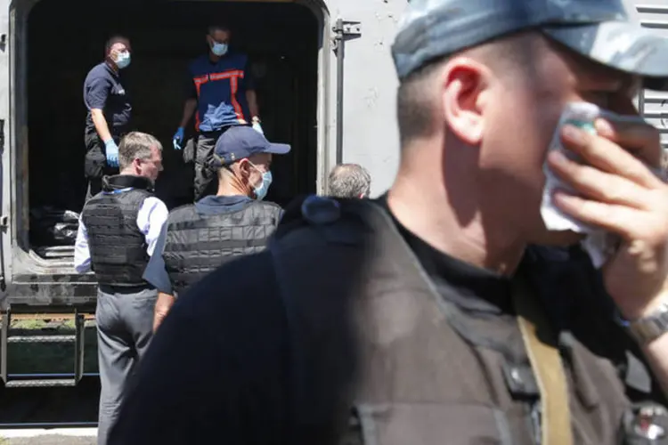 Vagão com os corpos das vítimas do acidente aéreo em uma ferroviária em Torez, na Ucrânia (Maxim Zmeyev/Reuters)