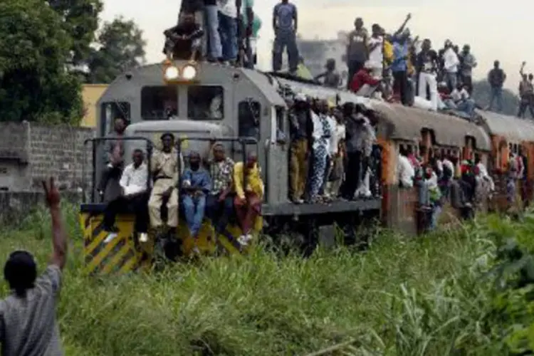 
	Trem de passageiros na Rep&uacute;blica Democr&aacute;tica do Congo:&nbsp;&quot;entre 100 e 200 corpos foram enterrados no mesmo local do acidente&quot;, segundo fontes
 (Issouf Sanogo/AFP)