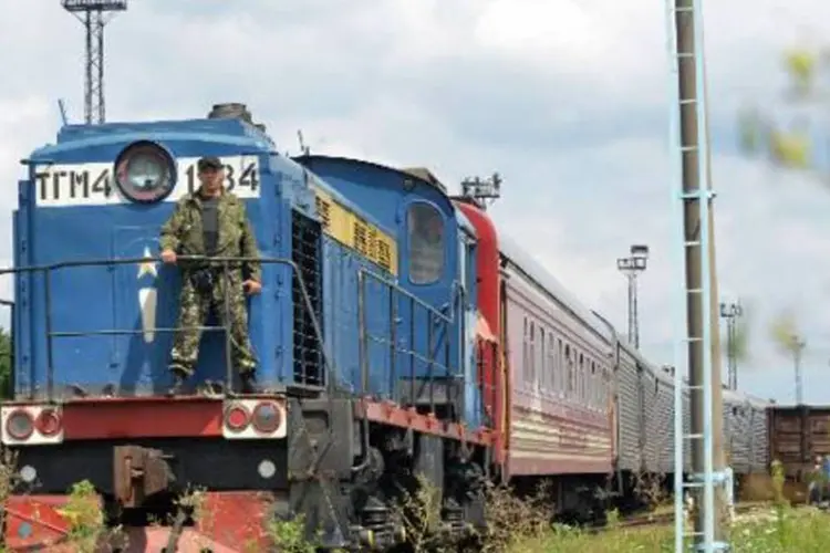 Trem transportando os corpos chega à cidade de Kharkov (Sergey Bobok/AFP)