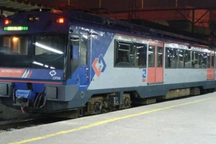 
	Trem: t&eacute;cnicos da CPTM e da MRS, respons&aacute;vel pela composi&ccedil;&atilde;o que saiu dos trilhos, ainda trabalham para recuperar a via e retirar o material do local
 (Wikimedia Commons)