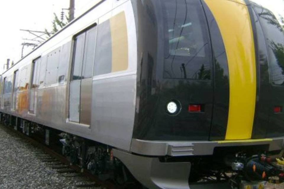 Falha em trem faz passageiros descerem na via em SP