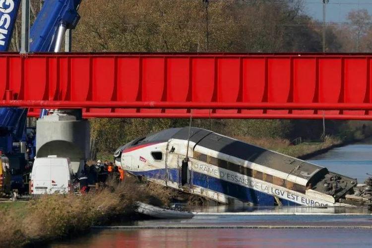 
	Trem de alta velocidade que descarrilhou na Fran&ccedil;a: acidente deixou pelo menos 10 mortos e 37 feridos
 (REUTERS/Vincent Kessler)