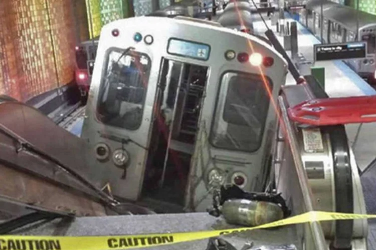 Foto divulgada mostra o trem descarrilhado em uma escada-rolante no aeroporto internacional de Chicago, nos Estados Unidos (NBC Chicago/Divulgação via Reuters)