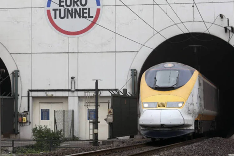 
	Trem da Eurostar: fatia, que pode valer cerca de 300 milh&otilde;es de libras (500 milh&otilde;es de d&oacute;lares), deve atrair fundos de pens&atilde;o, fundos de infraestrutura e fundos soberanos
 (Chris Ratcliffe/Bloomberg)