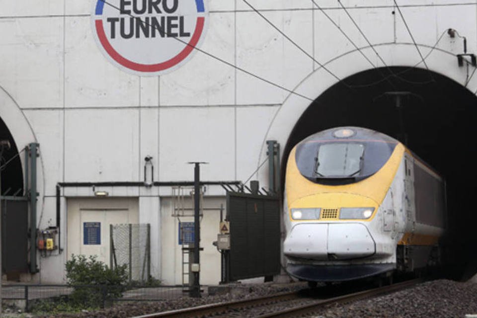 Eurotúnel deve ser reaberto após fogo em caminhão